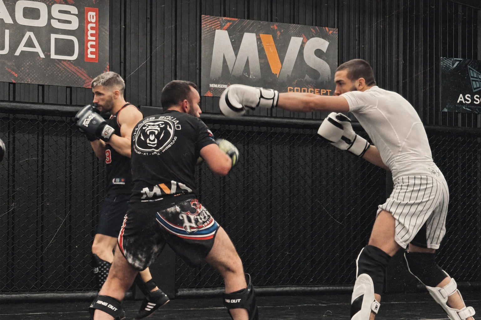 Trois sportifs s’entraînant au MMA, visuel d’illustration